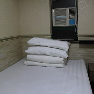 Single Room Private Bathroom no window